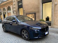 「マセラティ・レヴァンテ」。2023年、ローマきっての高級ブランド街、コンドッティ通りで撮影。