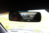 ルームミラーに映る景色に注目。水冷式インタークーラーの搭載により、もともとよくはなかった後方視界は、ほぼ絶望的なものとなった。しかし、スーパーチャージャーのアクチュエーターが右足とリンクして動く様子が見られるところは、趣味性にあふれている。