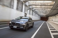 「Iペース」には、車両登録日から8年以内または走行16万km以下でバッテリー容量が70%を下回った場合を対象にした保証制度が付帯する。