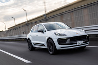 エアサスペンション装着車では、ドライバーが任意で車高を下げたり、ドライブモードセレクターで「スポーツプラス」モードを選択したりすると、さらに10mm車高が低められる。