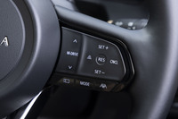ステアリングホイールに備わる静電式のスイッチパネル。高速道路での渋滞時ハンズオフ走行支援機能や、車線変更支援機能、一般道での車間距離保持機能など、先進運転支援システムにはマツダ最新の機能が搭載される。