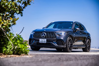 2024年2月に上陸した、プラグインハイブリッドシステムを搭載する高性能SUV「メルセデスAMG GLC63 S Eパフォーマンス」。今回はソリッドなフォルムをよりスポーティーに強調する「グラファイトグレー」の外板色をまとった車両に試乗した。