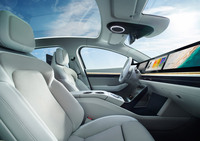 特徴のひとつである、インストゥルメントパネルに搭載される室内幅いっぱいの大型ディスプレイ。