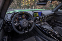 今回のマイナーチェンジで内装をアップデート。メーターパネルには12.3インチのコックピットディスプレイが、センターコンソールには10.25インチのマルチファンクションディスプレイが採用された。