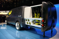 こちらは商用車の「NV200」。引き出し式の荷室がスライドする。