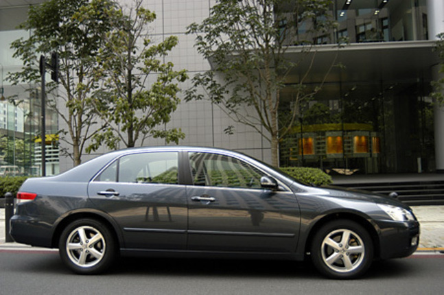 【スペック】全長×全幅×全高=4805×1820×1455mm/ホイールベース=2740mm/車重=1540kg/駆動方式=FF/3リッターV6SOHC24バルブ(250ps/6000rpm、30.2kgm/5000rpm)/車両本体価格=295.0万円(テスト車=324.0万円/音声認識HondaDVDナビゲーションシステム(29.0万円))