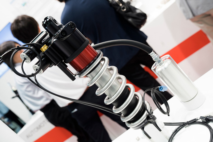 「HEIGHTFLEX(ハイトフレックス)」用のリアサスペンション。サスペンション本体にほとんどパーツを追加せず、車高の自動調整という機能を実現している。