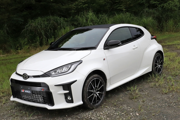 競技での使用および改造を想定した、簡素な仕様の「RC」。簡素とはいえアルミホイールやフォグランプを採用するなど、意外や装備は充実している。