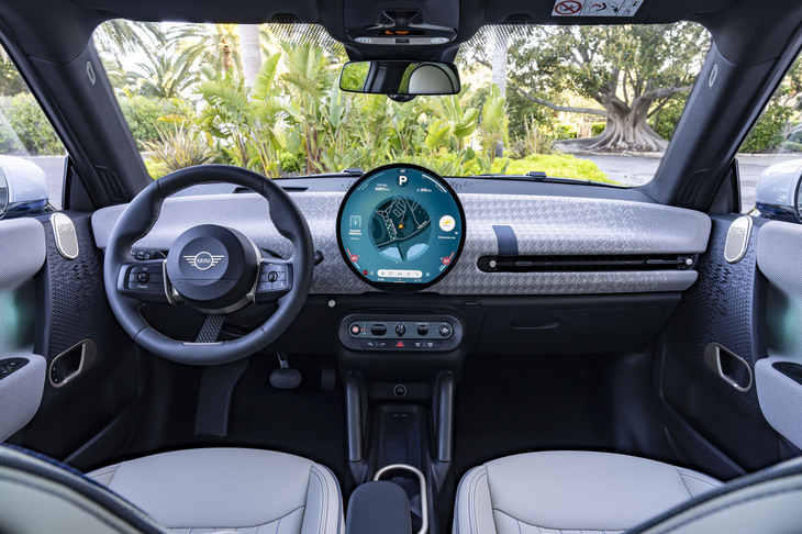 極めてシンプルな造形のインテリアは、ローバー時代のオリジナルMiniを連想させる。