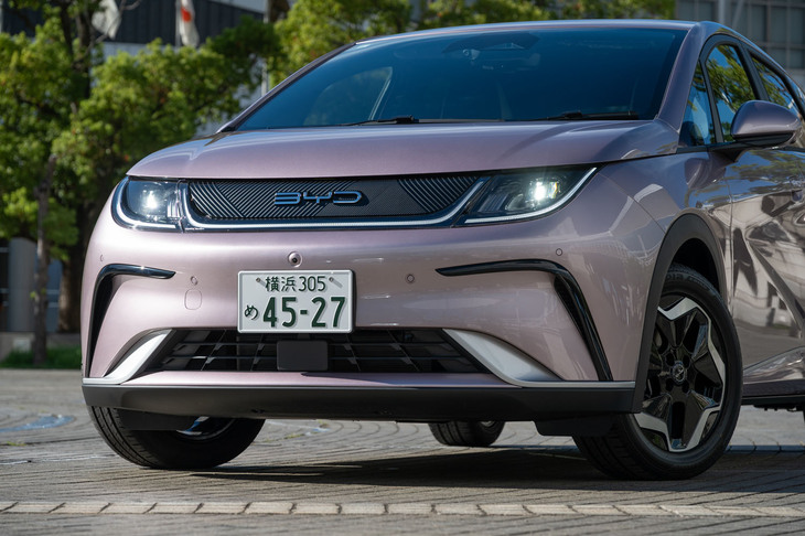 つぶらな瞳が魅力的なフロントマスク。この試乗車のボディーカラーは「コーラルピンク」。