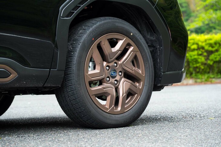 「スポーツ」には225/55R18サイズのオールシーズンタイヤを装着。ホイールなど、内外装の各所にブロンズのカラーがあしらわれている。