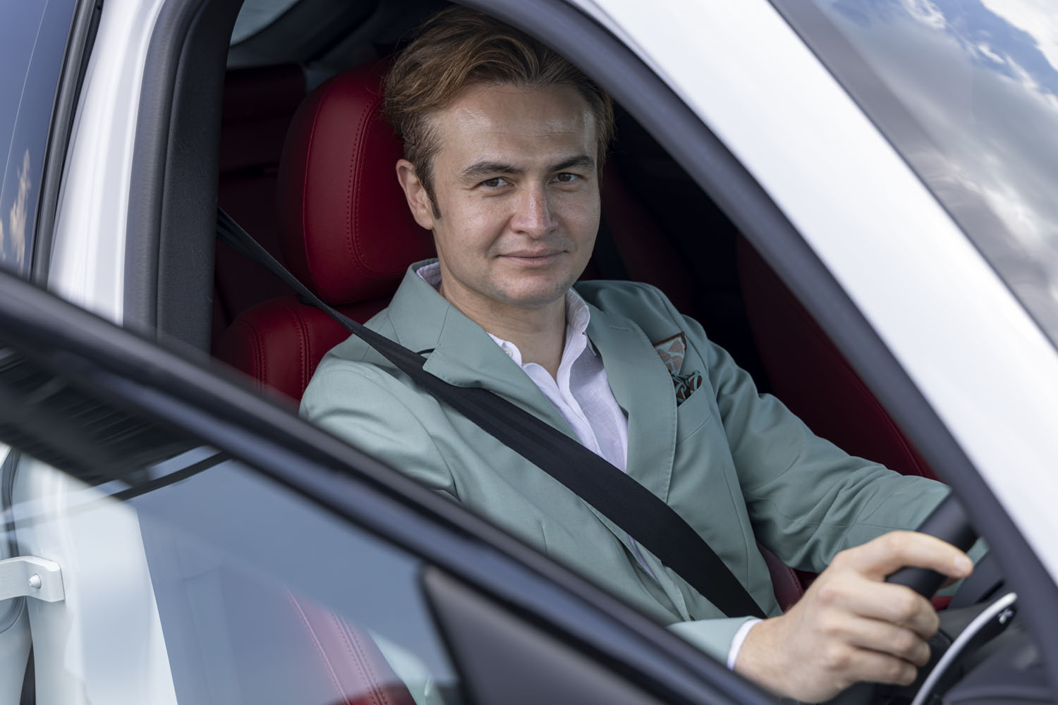 ケイ・コッツォリーノ
Kei Cozzolino
東京・神楽坂で老舗イタリアンレストランを営むイタリア人の父と日本人の母を持ち、国際的に活躍するレーシングドライバー。2025年は国内最高峰レースのSUPER GTや、欧州のロレックス デイトナ24時間耐久レースに参戦。プレミアムブランドの新車発表会や試乗会では、メーカー公認インストラクターを務める。実業家としても活躍中。