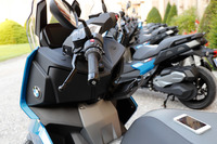 「C400X」には「BMWモトラッド コミュニケーションシステム」が用意されており、携帯端末と同システムに対応したヘルメットを接続すれば、ハンズフリー通話や音楽を聞くことが可能となる。