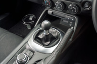 MT車には、シフトダウン時のアクセルのあおり不足によるギクシャクを軽減するべく、「ヒール&トゥアシスト制御」が新たに採用された。