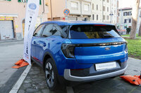 「エクスプローラーE」は、フォルクスワーゲンの「MEBプラットフォーム」を使用している。生産拠点は、欧州フォードの歴史的工場であるドイツ・ケルン工場である。