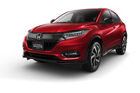 2013年12月に登場した初代「ヴェゼル」。「クーペのあでやかさとパーソナル感、ミニバンの使いやすさと快適性の融合を目指したクロスオーバーモデル」と開発のテーマがアナウンスされた。全長×全幅×全高=4295×1770×1605mm、ホイールベース=2610mmとなるコンパクトなボディーも特徴だった。