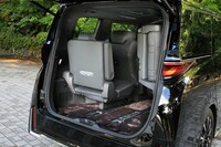 3列目シートの格納は手動の跳ね上げ式。2列目シートのスライドやリクライニング調整は、荷室のスイッチでも操作可能となっている。