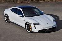 試乗車は「ポルシェ・タイカン」のトップパフォーマンスグレード「ターボS」。前後車軸のモーターが生み出す最高出力は761PS(オーバーブースト時)にも達する。