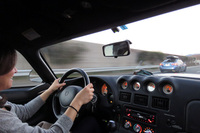 朝の中央自動車道にて、新型「スバル・インプレッサ」を元気いっぱいでぶっちぎるワタナベ女史。