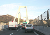 崩落前に撮影した旧モランディ橋。2010年の姿。