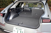5人乗車時の荷室容量は527リッター。60:40の分割可倒式シートバックをすべて前方に倒すと、荷室容量を1016リッターに拡大できる。