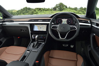 水平基調のダッシュボードは、従来型の基本デザインが踏襲されている。センター部分のアナログ時計が廃止されたほか、エアコンの吹き出し口形状やハザードスイッチの位置・形状などの変更がマイナーチェンジモデルにおける注目のポイント。