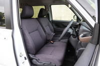 Aピラーの傾斜とヒップポイントの位置を最適化したと紹介される新型「ムーヴ」のドライビングポジション。見晴らしがよい視界が確保され、実際に運転しやすいと感じた。シートはシルバーステッチ入りのファブリック表皮で、上質感も演出。