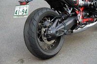 タイヤサイズは前が120/70ZR17、後ろが180/55ZR17。試乗車にはドライグリップ性能に加えて、ウエット性能やロングライフ性能も重視した「コンチネンタル・コンチロード」が装着されていた。