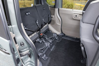 シート全体をチップアップできる。子どもが着替えるなどのシーンで活躍しそうな機能だ。