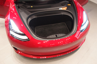 パワーユニットのないフロントにも荷物の積載スペースが確保される。