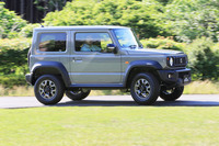 燃費性能は、「ジムニー」が13.2~16.2km/リッター、「ジムニーシエラ」が13.6~15.0km/リッターとなっている(いずれもWLTCモード)。