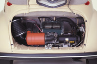 エンジンは356ccの空冷2ストローク直列2気筒で、車体の後方に搭載された。