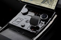 エアコンやオーディオのボリュームなど、回転操作が好ましいものはきちんとダイヤルで残されている。