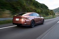 システム最高出力は248PSで、WLTCモードの燃費は25.4km/リッター(先代モデルは218PSと20.6km/リッター)。トヨタの第6世代ハイブリッドを搭載するのは、国内では新型「RAV4」のPHEVに続く2例目だ(HEVでは初)。