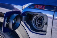 左フロントフェンダーに充電ポートが備わっている。容量29.5kWhのリチウムイオンバッテリーを搭載し、普通充電のみに対応する。充電電力使用時の走行距離は、WLTCモードで105.6kmと発表されている。