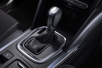 変速機は7段のデュアルクラッチ式AT「EDC」。ギアチェンジは極めてスムーズだ。