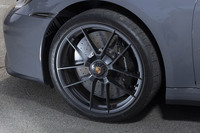 タイヤサイズはフロントが245/35ZR20でリアが315/30ZR21。巨大なセラミックコンポジットブレーキは170万円のオプション。