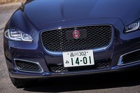 「プレミアムラグジュアリー」グレードをベースに、最上級グレード「オートバイオグラフィー」と同形状のフロント/リアバンパーを採用している。