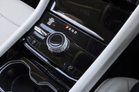 ジープでは初採用のロータリー式シフトセレクター。操作するとわかりやすいフィードバックを伝えてくる。