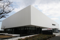 いすゞ自動車藤沢工場とは道を1本挟んだ隣接地に建つ、いすゞプラザ。