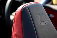 前席ヘッドレストの後部には、レクサスのエンブレムをかたどったエンボス加工が施されている。