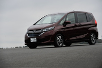 ボディーカラーは全9色。テスト車には有償オプションの「プレミアムディープロッソ・パール」が用いられていた。