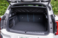 「カントリーマンSE ALL4」の荷室容量は、後席使用時で460リッター。バッテリーや後輪駆動用の電動モジュールなどが搭載されることもあり、容量はICE車よりも45リッター小さい数値となる。