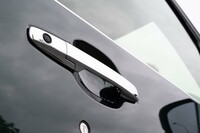 ドアハンドルやリアライセンスガーニッシュにはクロームメッキパーツを採用している。