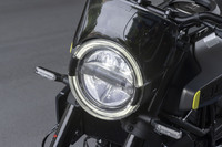 丸いデイタイムランニングランプが目を引くフロントまわり。新型の「スヴァルトピレン401」では、ヘッドランプの上に小さな風防が装着される。