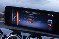 さらに細かなセッティングはセンターのタッチスクリーンで。足まわりやドライブトレイン、エキゾーストシステムなど、設定可能な項目は多彩だ。