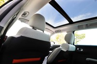 パッケージオプションを装着する試乗車には、ルーフいっぱいに広がるパノラミックサンルーフが装着されていた。前半部分は開閉も可能。