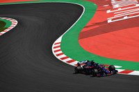 第2戦バーレーンGPでのピエール・ガスリーの4位入賞を別とすれば、今季のトロロッソ・ホンダは苦戦続きだ。ブレンドン・ハートレー(写真)は、フリー走行3回目で大クラッシュ、マシンを大破させたことで予選出走ならず最後尾グリッド。一方でガスリーはQ2進出を果たし12番手とまずまずのポジションを得たのだが、レースではロメ・グロジャンのクラッシュに巻き込まれ、好機を生かせないまま0周リタイアとなってしまった。ハートレーはテールエンダーから抜け出せず12位完走。(Photo=Toro Rosso)