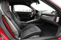 「718ケイマンGTS」のインテリア。ルーフライニングやAピラーもアルカンターラ仕立てとなる。直径360mmの小ぶりなステアリングホイールも特徴のひとつ。