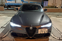 「エストレマ」とは、イタリア語で「究極」や「最上級」を意味するもの。後輪駆動の「ジュリア クアドリフォリオ」をベースとし、走行性能と装備の両面でさらなる高みをかなえたと紹介される。